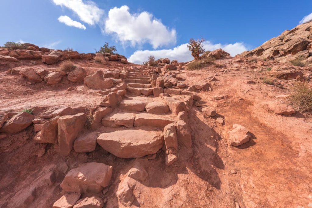 Hiking the upper delicate arch trail in arches National park
