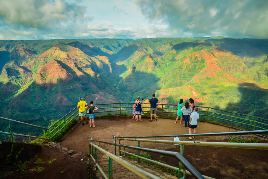 Can you drive around the island of Kauai?