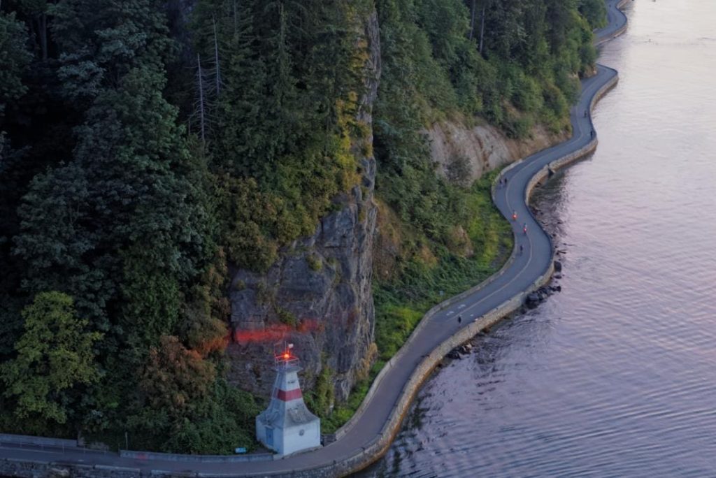 What is the best way to walk around Downtown Vancouver?