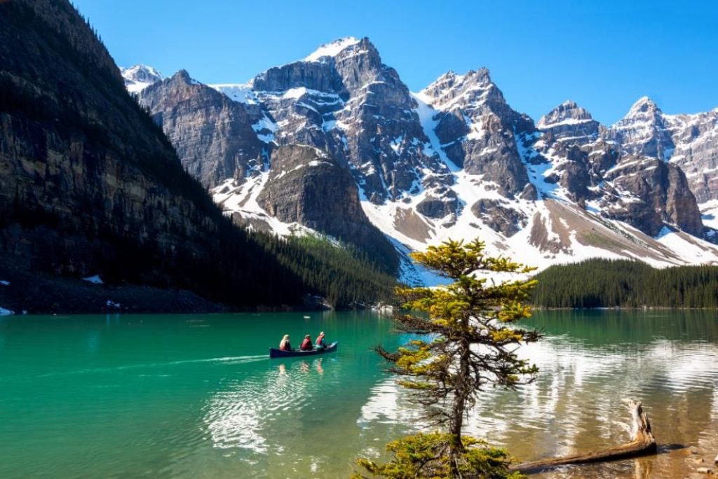 What is the best month to visit lake Moraine?