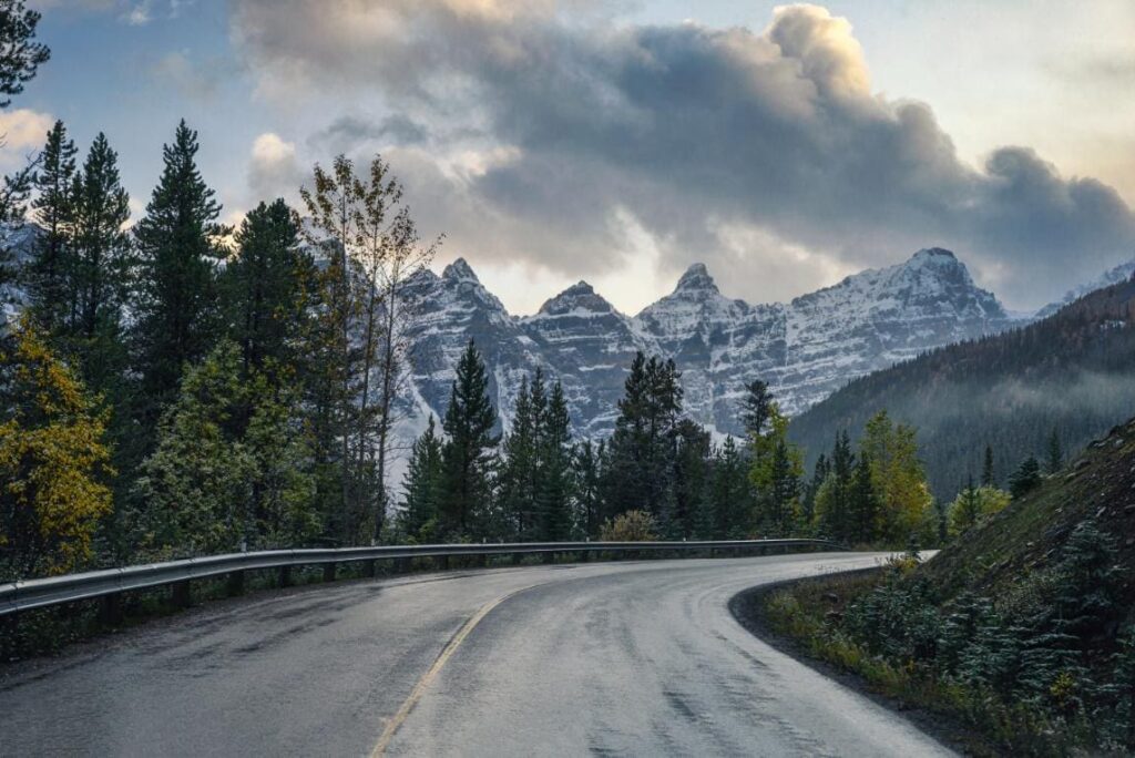 How do I get from Lake Louise to Moraine Lake?