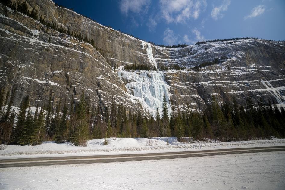 Can you drive from Lake Louise to Jasper?
